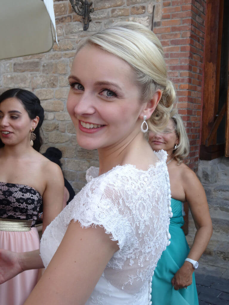 Schöne Braut! Topstylisting Janine Zwietasch mit wunderschöner Hochzeitsfrisur. Foto: privat