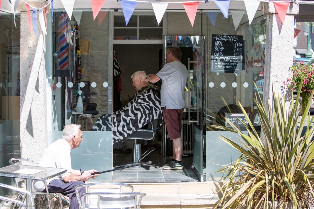 Sonnig, lässig: Barber Shop in Dartmouth im Südwesten Englands. 
