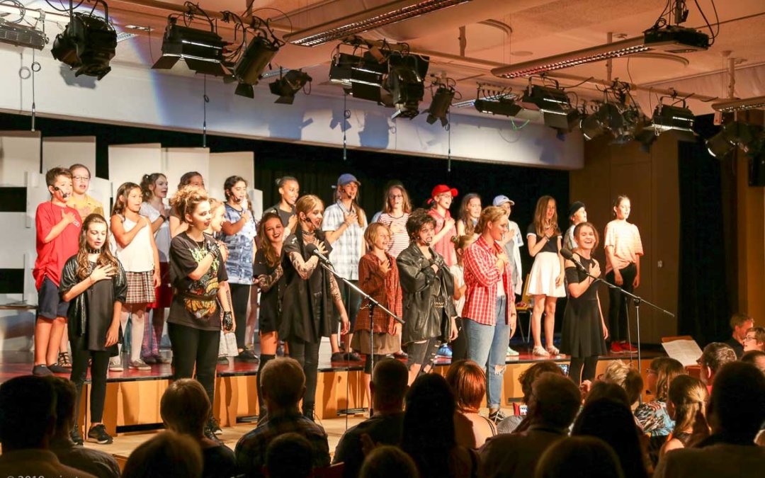 Friseursalon im Klassenzimmer: Unsere Friseurinnen unterstützen Musicalaufführung in Reutlingen