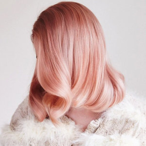 Zartes Rosé, eine dezente und stilvolle Haarfarbe
