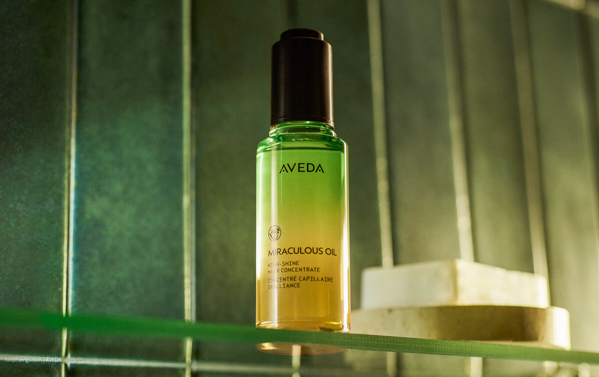 Miraculous Oil von AVEDA enthält das wertvolle Tsubaki-Samen-Öl, das in Japan traditionell in der Haarpflege wegen seiner feuchtigkeits- und glanzspendenden Wirkung eingesetzt wird. Miraculous Oil von AVEDA enthält das wertvolle Tsubaki-Samen-Öl, das in Japan traditionell in der Haarpflege wegen seiner feuchtigkeits- und glanzspendenden Wirkung eingesetzt wird.