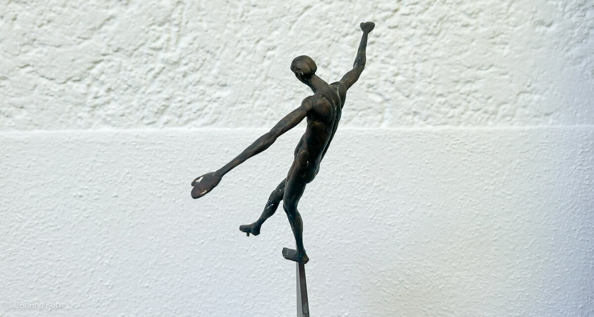 „Balancierer“ – Skulptur von Roland Martin (* 29. Juli 1927)